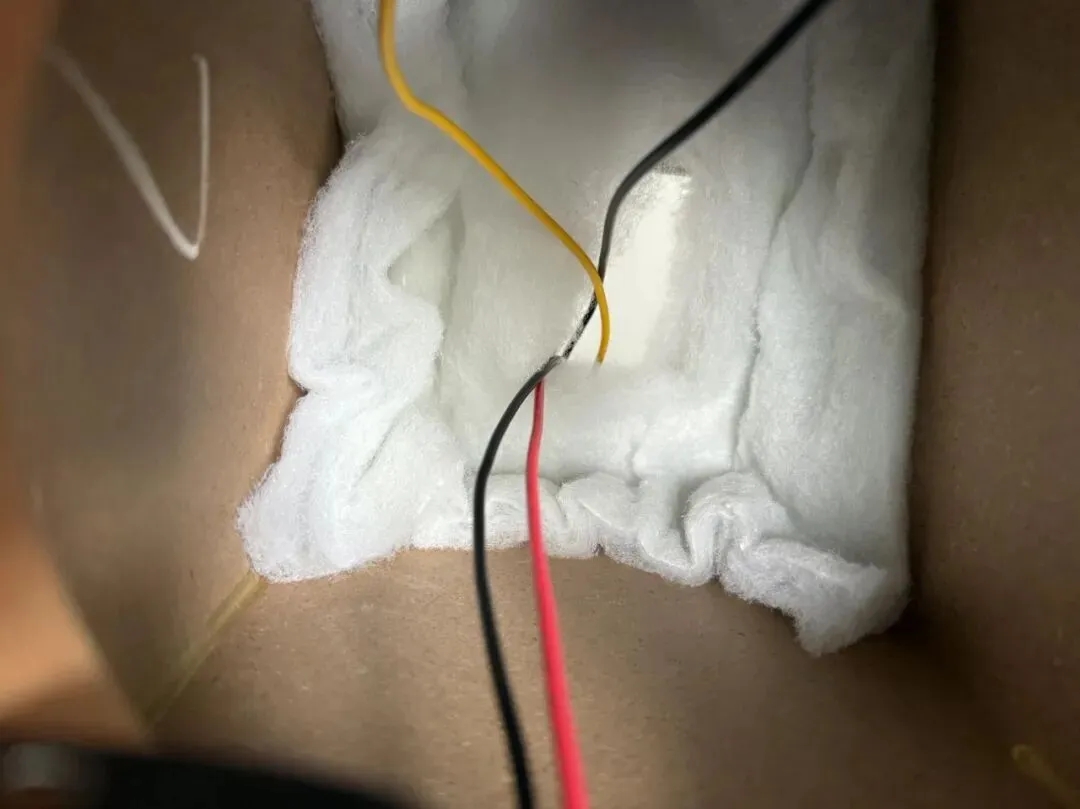 箱体内部吸音棉的铺设非常克制